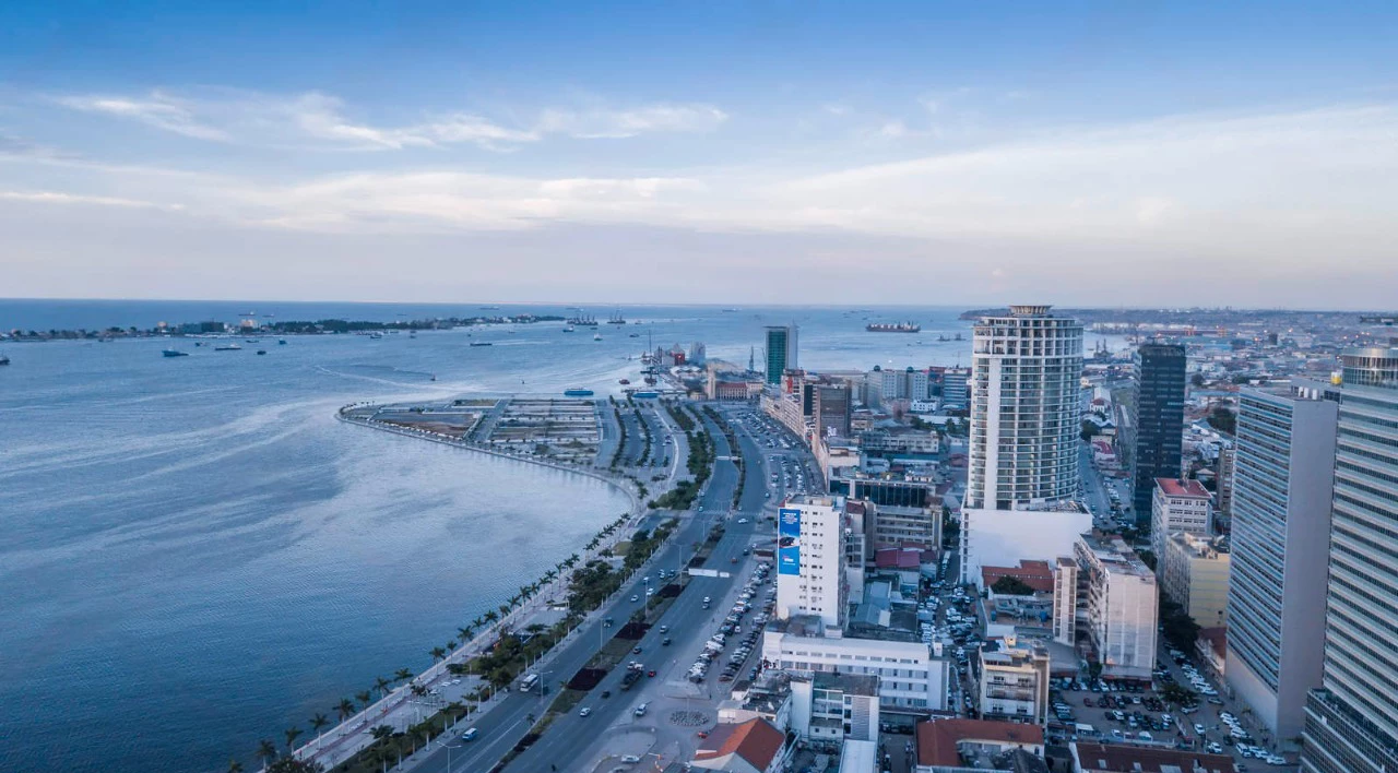 ENRAIZADO EM ANGOLA, CONSTRUÍDO PARA GERAÇÕES